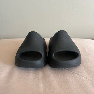 Kids Black Yeezys Size 9K
